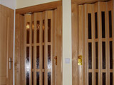 Dřevěné shrnovací dveře v dřevěných zárubních