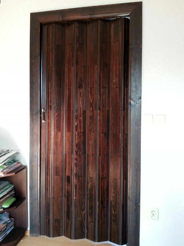 Shrnovací dveře dřevěné, plné, hnědé (obložení je původní)