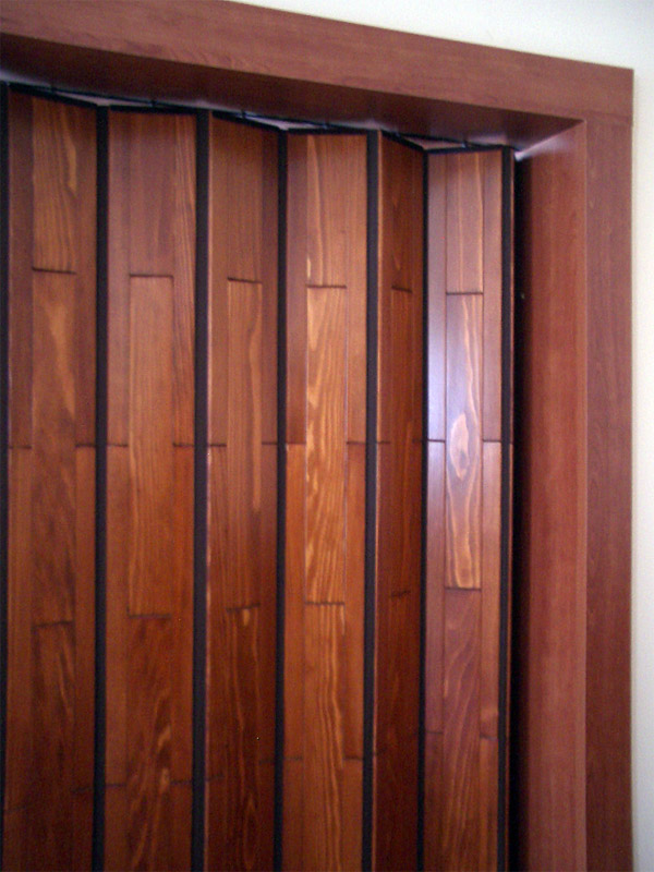 Shrnovací dveře dřevěné, plné, zlatohnědé + obložení lamino.