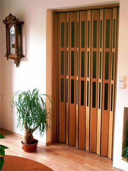 Dřevěné shrnovací dveře - ukázka z interiéru